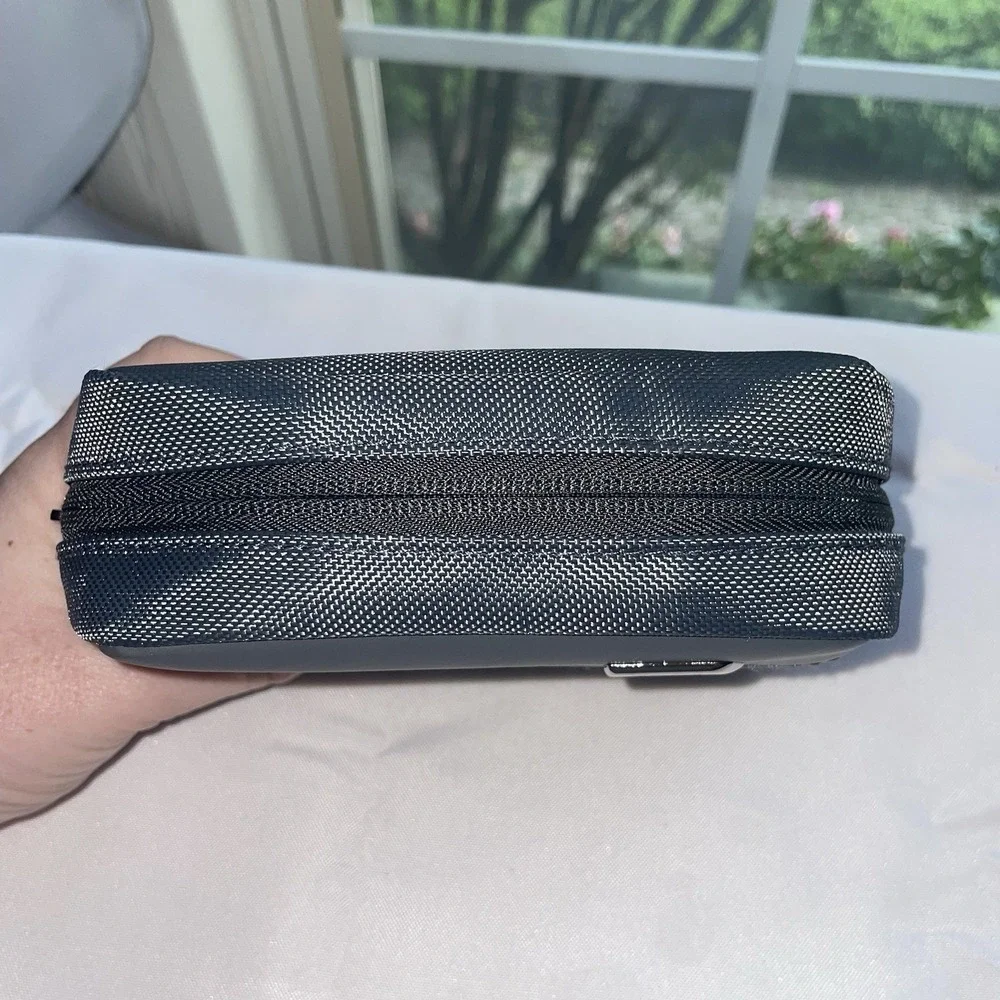 Tumi Delta Airlines First Class Amenity Track Bag Pouch Toiletry Kit EUC Gray
